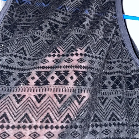 Black sports bra with back mesh design. Side cut outs - Picture 3 of 4